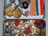 un coffret en métal contenant un assortiment de médailles et d'autres objets
