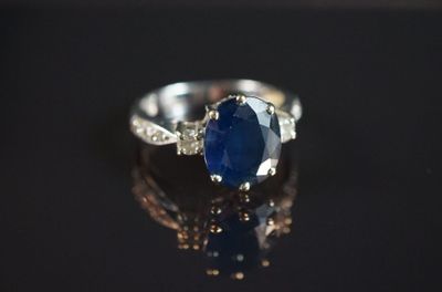 une image d'une bague en saphir bleu et diamant