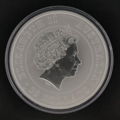une image montrant un gros plan d'une pièce de monnaie posée sur une surface noire