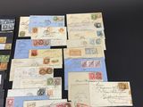 plusieurs types de timbres et d'enveloppes disposés sur une table