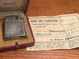 un vieux briquet dans une boîte posée sur une table