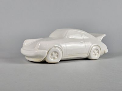 une petite voiture blanche posée sur une table