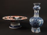deux vases posés l'un à côté de l'autre sur une table