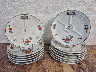 plusieurs assiettes empilées sur une table