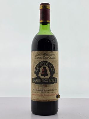 une bouteille de vin posée sur une table à côté d'un verre