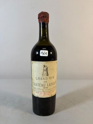 une bouteille de vin posée sur une table