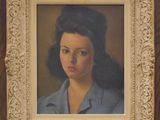 portrait d'une femme en chemise bleue, dans un cadre doré