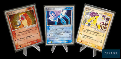 Trois cartes Pokémon différentes sont représentées en rangée sur un fond noir.