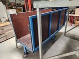 une photo d'une armoire bleue et marron dans un entrepôt
