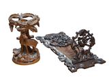 deux œuvres d'art posées sur une table