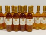 six bouteilles de vin sont alignées sur une surface blanche