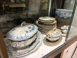 plusieurs assiettes et bols exposés dans une vitrine