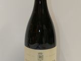 une bouteille de vin posée sur une table