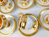 de nombreuses tasses et soucoupes posées sur une table