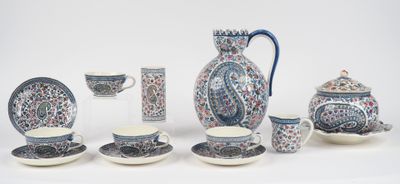 de nombreux types de tasses à thé et de soucoupes sur la table
