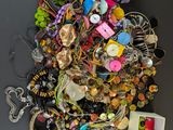 une pile de bijoux assortis sur une table