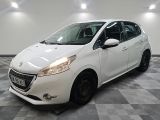 la photo d'une voiture blanche garée dans une salle d'exposition
