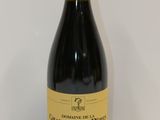 une bouteille de vin posée sur une table