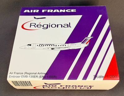 une boîte violette et blanche avec un avion dessiné dessus, posée sur une table