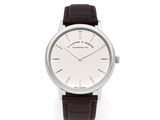 gros plan d'une montre-bracelet sur fond blanc