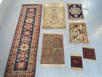 plusieurs tapis orientaux étalés sur le sol d'une pièce