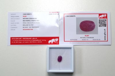 l'image d'un diamant rouge dans une boîte blanche posée sur une table