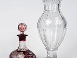deux vases en verre posés l'un à côté de l'autre sur une table