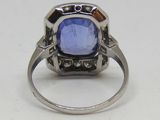 l'image d'une bague contenant une pierre bleue