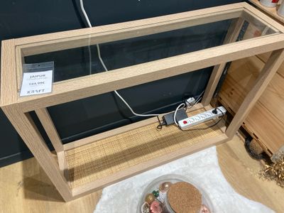 un aquarium posé par terre, avec un sandwich à l'intérieur