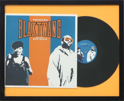 un album en vinyle noir sur lequel figurent deux hommes debout l'un à côté de l'autre