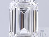 un diamant taille émeraude sur fond blanc