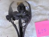 un vase noir orné d'une fleur, posé sur une table