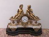 une horloge posée sur une table