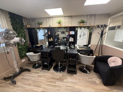 Trois postes de coiffure comprenant miroir, deux fauteuils e…