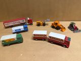 de nombreux camions et tracteurs miniatures de toutes sortes sur la table