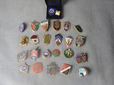 tout un tas de badges posés sur une table