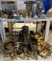 Lot comprenant : ornementations en bronze, laiton, plateau a…