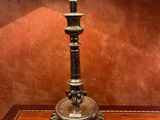 une lampe posée sur une table en bois