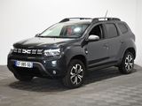 Une Dacia grise est garée dans une pièce au sol carrelé