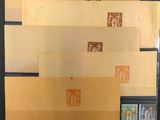 une photo d'une collection de timbres dans une vitrine