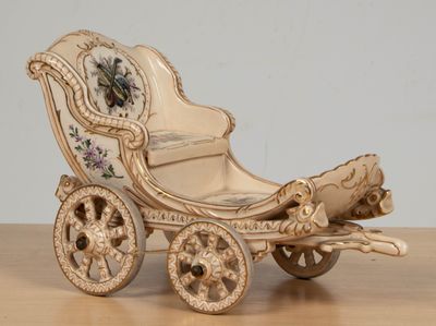 une calèche miniature posée sur une table