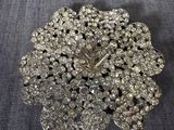 une image représentant une broche ornée d'une multitude de diamants