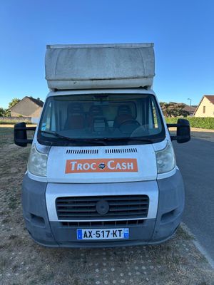 un camion garé sur le côté de la route