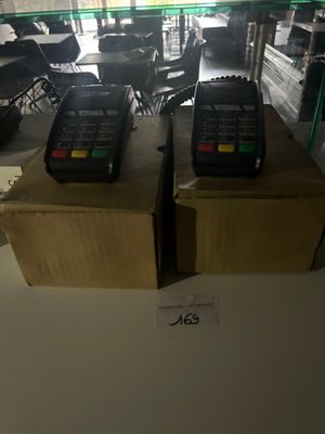 deux téléphones portables posés sur des cartons dans un magasin