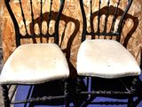 deux chaises placées l'une à côté de l'autre sur un tapis bleu