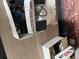 une armoire en bois sur laquelle sont posés tout un tas d'appareils électroniques
