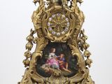 une horloge en or sur laquelle figure le portrait d'une femme