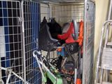 une cage métallique remplie de différents types de pneus