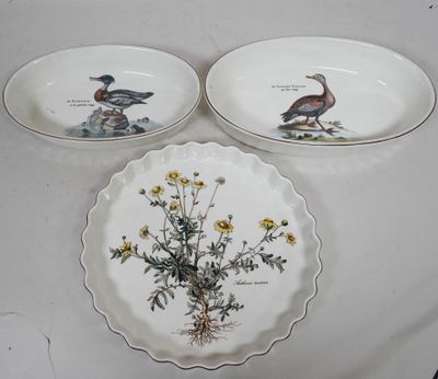 deux assiettes ornées d'oiseaux et de fleurs, posées sur une table