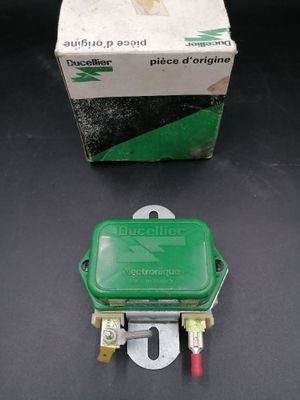 une image représentant une boîte verte avec un couvercle vert et un fil rouge